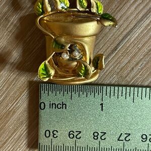 RARE Gold tone is and Green Leaf Vintage Brooch-EUC